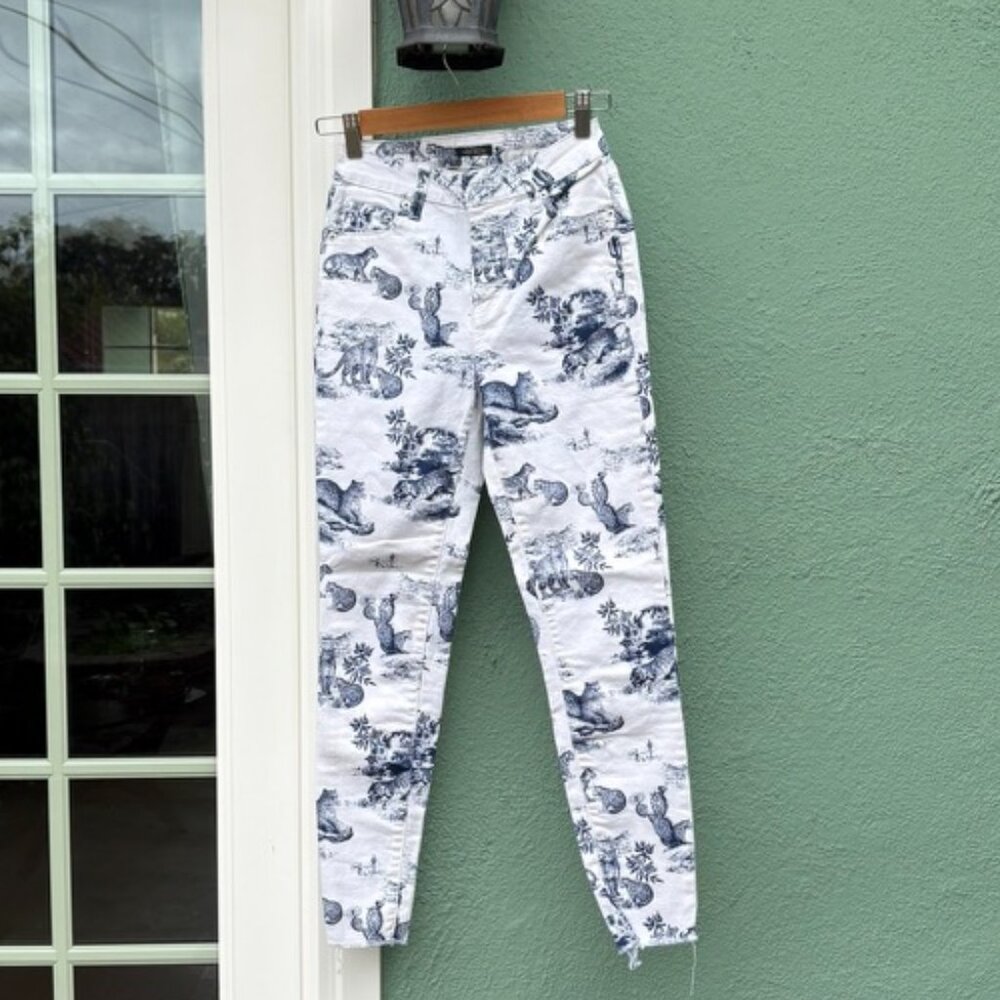 Wild Fable Cheetah and Desert White with Blue Print Desert Scene Jeans size 0